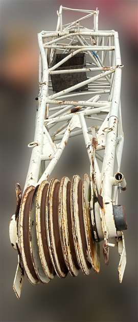 white buckled lattice boom head section with rusty sheaves to be repaired by Avezaat