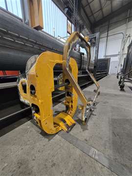 Yellow collar pieces for a telescopic boom at Köhler Kran Service