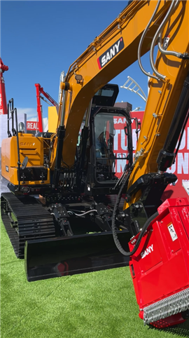 A escavadeira SY135C da Sany estava entre as máquinas em exposição na ConExpo 2026 (Imagem: KHL Group)