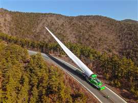 BladeMax 1000 transportando pás de turbina para o canteiro de obras