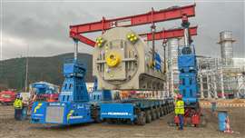 Blue Felbermayr SPMT and lifting gantry with red Hoffmann lifting beams