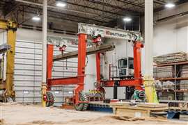 Transportador RTG industrial Shuttlelift DB50 em operação dentro de um edifício.