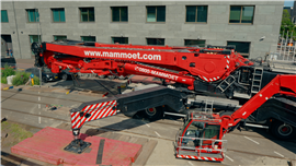 A Mammoet monta seu guindaste telescópico móvel sobre rodas Liebherr LTM 11200.