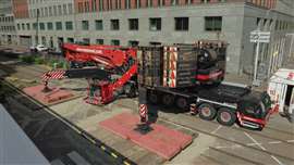 Montagem da escavadeira Liebherr LTM 11200 da Mammoet em frente aos edifícios.