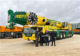 Cuatro personas de Liebherr y Doğu Kurtarma Vinç se alinearon frente a una grúa telescópica móvil sobre ruedas Liebherr LTM 1300-6.4 amarilla y verde.