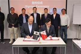 Carsten von der Geest de Putzmeister y Lawrence Liu de Sany Crane firmando el acuerdo de fabricación alemán.