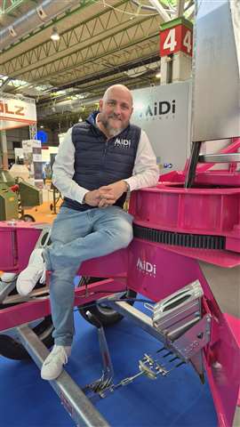 Miguel Marín, Midi Crane - la vernice rosa della gru è a sostegno della sensibilizzazione sul cancro al seno