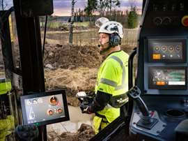 An operator with Scanreco remote control and CrossControl in-cabin display