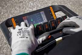 El transmisor de radiocontrol para el TRX80 con su interfaz de pantalla táctil para el operador.