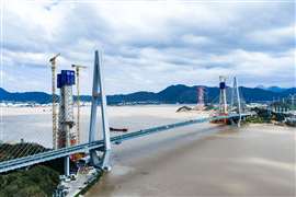 中国舟山桃窑门大桥的建设采用了波坦MCT 385型平头塔式起重机。
