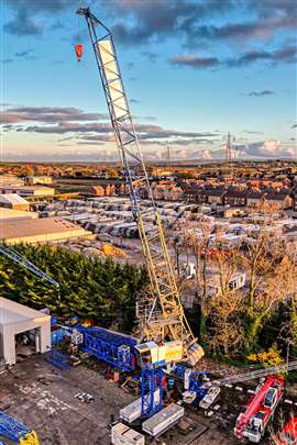 Elevador Liebherr azul y gris propiedad de City Lifting.
