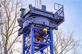 La primera parte de la plataforma giratoria sobre el mástil de 1,6 metros de la nueva grúa abatible Liebherr 195 HC-LH.
