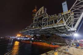 Loading the complete structure onto the transport barge