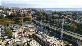 Guindastes de torre Potain em operação no novo bairro ecológico no sul da França.