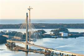 Ponte Kruunuvuori em construção, com guindaste Liebherr posicionado ao lado do pilar central.