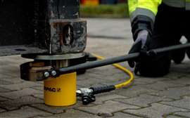 Hinzufügen eines Enerpac CR-Series Unterlegrings (U-Ring) zum verlängerten Zylinder
