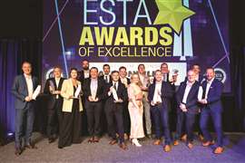 Sul palco, un folto gruppo di tutti i vincitori degli ESTA Awards 2026.