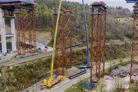 Tadano AC 7.450-1 in tandem lift of bridge sections
