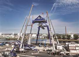 Plusieurs grues mobiles sur roues BKL soulèvent une grue simultanément.