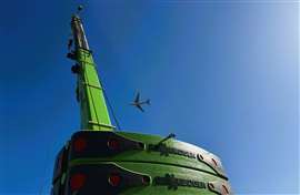 Una grúa telescópica sobre orugas Sennebogen 6113E trabaja cerca del aeropuerto de Niza Costa Azul. Foto: Epvre Delquie