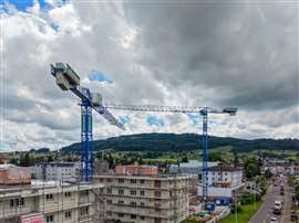 Grues à tour bleues Raimondi sur un chantier en Suisse