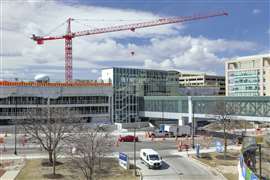 Ein Potain-Turmdrehkran ist bei einer großen Erweiterung des Krankenhausgeländes in Milwaukee, USA, im Einsatz. Foto: Manitowoc