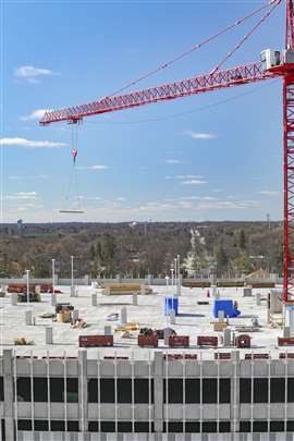 Ein Potain-Turmdrehkran bei einem großen Erweiterungsprojekt im Gesundheitswesen in der Nähe von Milwaukee. Foto: Manitowoc