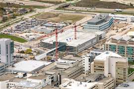 Potain-Turmdrehkrane auf der Baustelle des Froedtert-Krankenhauses in Milwaukee, Wisconsin. Foto: Manitowoc