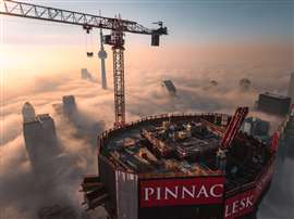 La grúa Terex CTT 472-20t en lo alto de la Pinnacle SkyTower de 106 pisos en Toronto, donde trabajó durante cuatro años antes de su desmantelamiento programado para el tercer trimestre de 2026. Foto: Raimondi Cranes