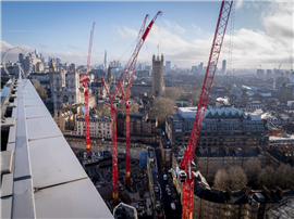 Quattro gru rosse di Wolffkran a Londra. Foto: Neil McAleer Photography