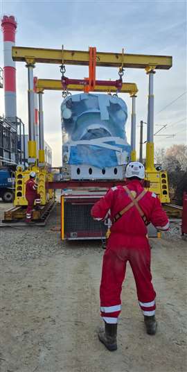 Ein CTS-Techniker steuert ein Enerpac SL400-Portalkran. Foto: Enerpac
