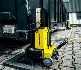 Der kompakte Zehenheber Enerpac TJP308 ist für das Heben schwerer Lasten bis zu 30 Tonnen ausgelegt.
