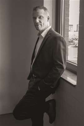 Black and white photo of Stijn Sarens