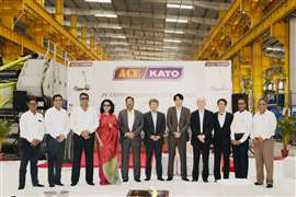 Los miembros de ACE y Kato se alinearon en un escenario.