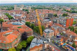 Guindaste de torre 620 HC-L da Bennetts instalado em um importante projeto de desenvolvimento em York, Reino Unido. Foto: Liebherr