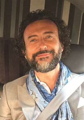 Mariano Moritsch with beard , light jacket, blue scarf