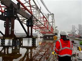 Dteq supervising the loading and securing of a 1,900-tonne pedestal crane