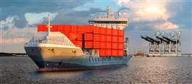 nave portacontainer in mare che trasporta container con la bandiera cinese
