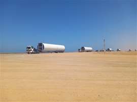 Convoi de camions transportant des pièces de turbine depuis le port de Laâyoune