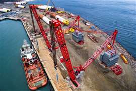 due gru terminali Mammoet MTC 1600 rosse e nere posizionate una accanto all'altra su una banchina