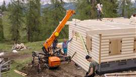 Construcción del refugio de montaña en los Dolomitas con una grúa araña Jekko. Foto: Jekko