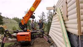 La grúa araña Jekko SPX328 construyendo un refugio de montaña en Italia. Foto: Jekko