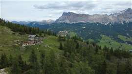 Obra de construcción del refugio en la cordillera de los Dolomitas. Foto: Jekko