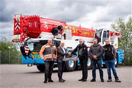 Novo Liebherr LTM 1230-5.1 com pintura inspirada na bandeira de Luxemburgo.
