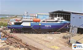 Ein großes blaues Schiff wird von Precious Prestige Trading and Logistics (PPL) in Vietnam transportiert.