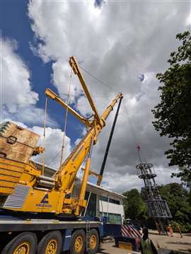 Entrambi i Liebherr su una sezione della torre
