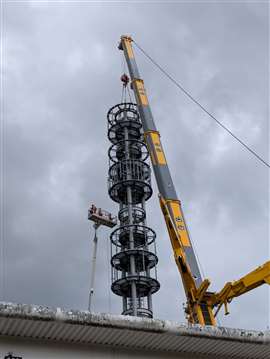 una delle grandi gru mobili su ruote Liebherr di Ainscough con una sezione di torre radio