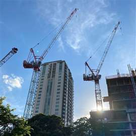 Grues à tour à flèche relevable produites par Recom Moritsch