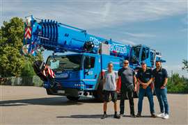 Das KoenningKrane-Team mit seinem neuen Liebherr-Kran