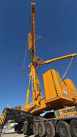 Grue mobile sur roues XCMG jaune vif soulevant 3 000 tonnes